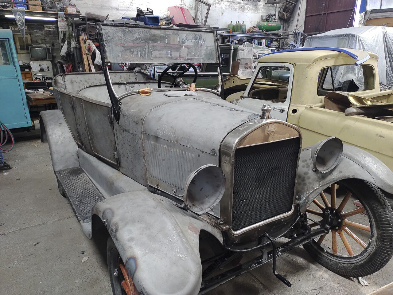 La carrocería en el taller durante la reparación