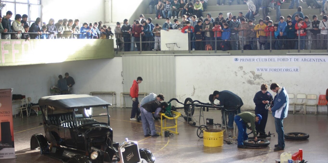 Estudiantes ensamblando El Caminante en la Escuela Técnica Ing. Cassaffousth